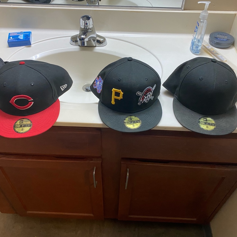 1.PITTSBURGH PIRATES 🏴‍☠️ 🧢 2.CINCINNATI🧢 3.ALL BLACK 🧢NEW ERA Sizes is 8️⃣